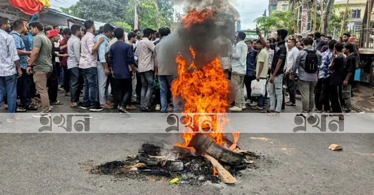 টায়ার জ্বালিয়ে পদবঞ্চিতদের সড়ক অবরোধ